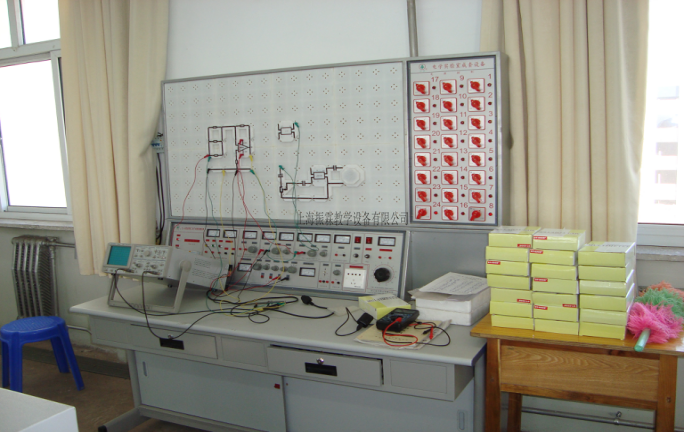 這一款是上海振霖教學(xué)設(shè)備公司生產(chǎn)的ZLCB-805型電工電子電力拖動實驗室成套設(shè)備（教師桌）。