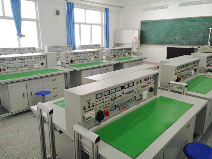 這一款是上海振霖教學設備公司生產(chǎn)的ZLCB-804型電工電子實驗臺整體教室圖。